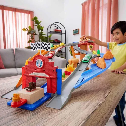 Miniatura 2 de Mattel Disney y Pixar Cars Set de Juguetes, Rayo McQueen y Chick Hicks y 2 Vehículos del Equipo de Pobretones, 2 Maneras de Carrera, Pista
