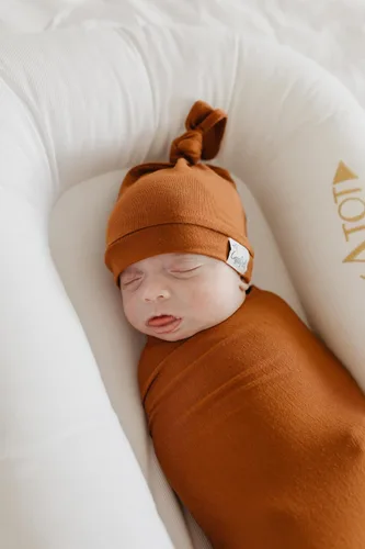Miniatura 11 de Copper Pearl Gorro de bebé con nudo superior elástico suave Lennon