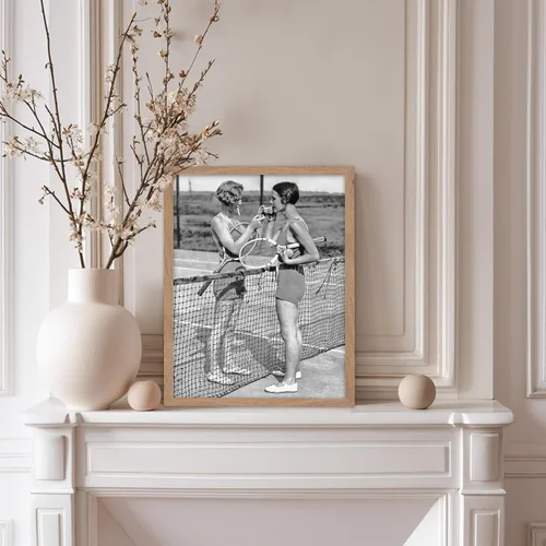 Miniatura 5 de Poster Master Póster Vintage Fotografiado - Impresión Deportiva Retro - Regalo para Artista, Amigo - Niñas Fumando, Cancha de Tenis, Pausa