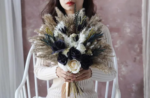 Miniatura 9 de Ramo de boda de rosas preservadas negras y doradas, ramo de boda bohemio, ramo de hierba de las pampas, ramo de flores secas de 12-14 pulgadas