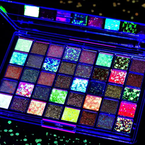 FANDAMEI Purpurina facial de 40 colores, 18 colores que brillan en la oscuridad y 22 colores vibrantes en la luz del día, purpurina corporal para el