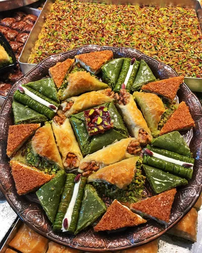 Miniatura 3 de Hafiz Mustafa 1864 Istanbul Baklava - Caja de pastelería - Bocadillos de postre de Baklava horneados hechos de hojas de masa filo fresca, pistacho