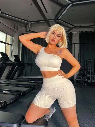 Miniatura 4 de OQQ Conjuntos de entrenamiento para mujer 2 piezas acanalados con un hombro cintura alta pantalones cortos con brasier deportivo conjunto
