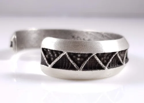 Miniatura 6 de Pulsera Navajo de plata de ley hecha a mano con diseño de Tufa Cast Stacker Firmado por Monty Claw