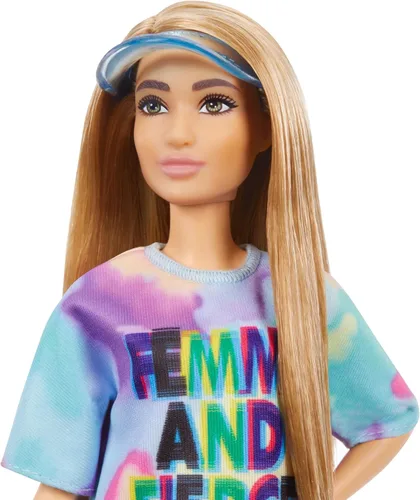 Miniatura 5 de Barbie Fashionistas # 159 - Muñeca pequeña con cabello café claro, vestido teñido tipo camiseta, zapatos blancos y visera, juguete para niñas de 3 a