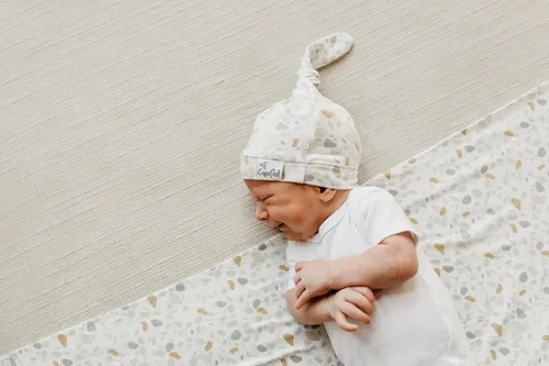 Miniatura 6 de Copper Pearl Gorro de bebé con nudo superior elástico suave Arlo