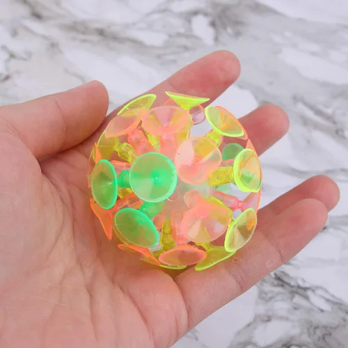 Miniatura 4 de STOBOK Divertida bola de ventosa: 4 bolas adhesivas de ventosa, juguetes coloridos juguetes novedosos para niños y niñas, recuerdos de fiesta