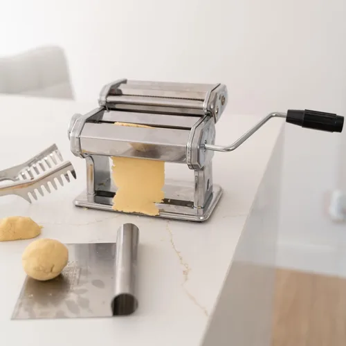 Miniatura 2 de Cotswold Homeware - Máquina para hacer pasta de acero inoxidable con ajustes de grosor ajustables, estante de secado de pasta de madera, raspador