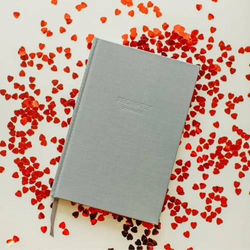 Miniatura 4 de Promptly Journals, Nuestra historia de amor Volumen 2: 21 a 40 aniversario (Gris, Lino) Diario de recuerdos de pareja