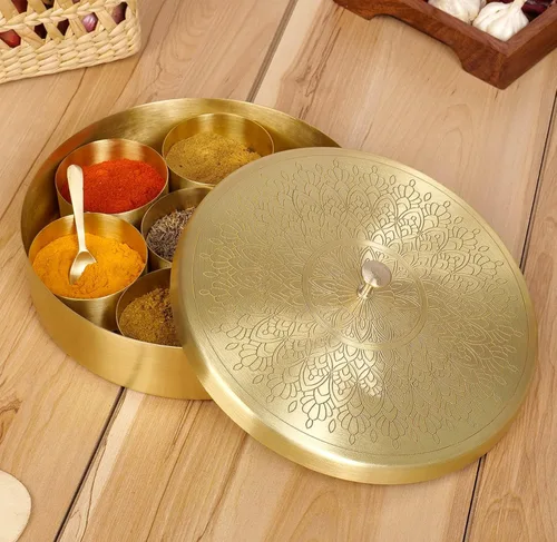 Caja Masala de latón Dabba con contenedor de cuchara, 3.4 fl oz, estante de almacenamiento de especias indias, caja de almacenamiento Masala Dani