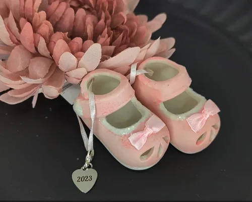 Miniatura 6 de Ganz Zapatos de bebé niña adornos personalizados rosa fechado 2023 botines de adorno de la primera Navidad para nuevos padres, nacimiento