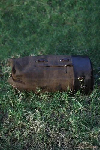 Miniatura 11 de Bolsa de lona para motocicleta de cuero genuino de grano completo resistente de inspiración militar Alforja Bolsa de fin de semana Con correas