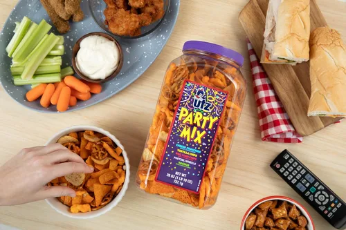 Miniatura 3 de Utz - Mix para fiestas en barril de 737,1 g (26 onzas). La sabrosa mezcla de picadillos incluye tortillas de maíz, tortillas de nachos, pretzels