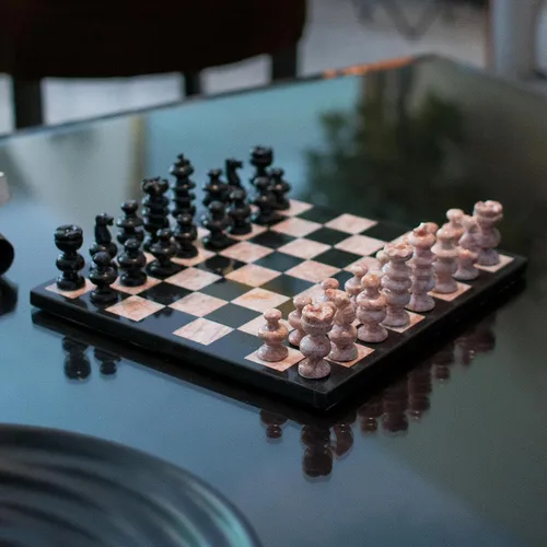Miniatura 3 de NOVICA Juegos de ajedrez decorativos de mármol, negro, 'Glorious Battle