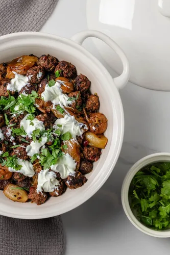 Miniatura 5 de FUN ELEMENTS - Cazuela, 2 cuartos de galón, plato con relieve de encaje con tapa, de cerámica para ir del horno a la mesa, asas redondas para servir