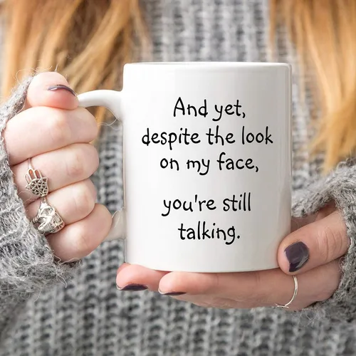 Miniatura 6 de 5Aup Regalos de Navidad, taza de café con cita divertida para amigos, compañeros de trabajo, y sin embargo, a pesar de la mirada en mi cara, tazas