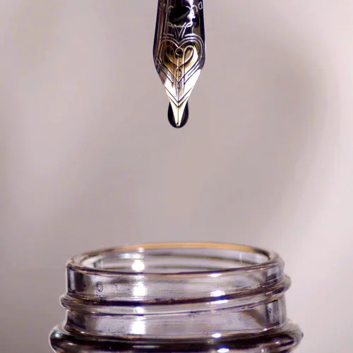 Miniatura 3 de Botella de tinta permanente Parker Quink de 2 fl oz, Negro
