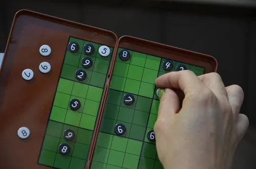 Miniatura 6 de The Purple Cow - Sudoku. Caja de juego magnética para niños y adultos. Resuelve rompecabezas duros y domina tu mente.