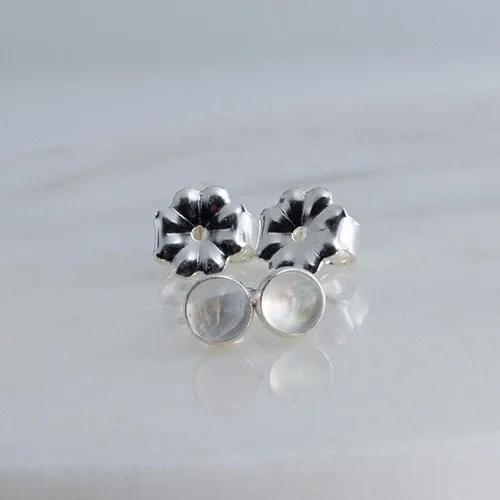 Miniatura 81 de Aretes pequeños de plata de ley para cartílago, tragus, hélix, múltiples piercings hipoalergénicos, piedra natal para mujer, juego de bisel