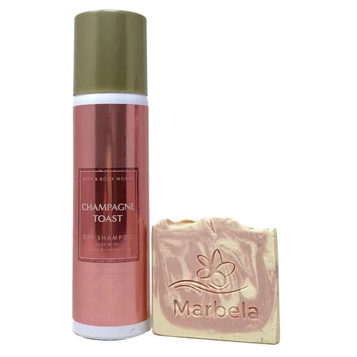 Bath and Body Works Champagne Toast Dry Shampoo con un jabón de muestra de Himalayan Salts Springs.
