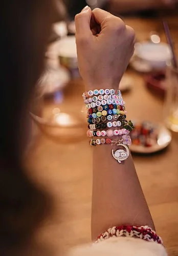 Miniatura 5 de LAIDANLA - 1500 cuentas de letras acrílicas del alfabeto doradas, cuentas redondas blancas de 7×4mm para hacer joyas, pulseras, collares, llaveros
