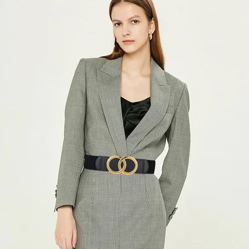 Miniatura 162 de Cinturón de cuero clásico con hebilla de metal para mujer con vestido de jeans