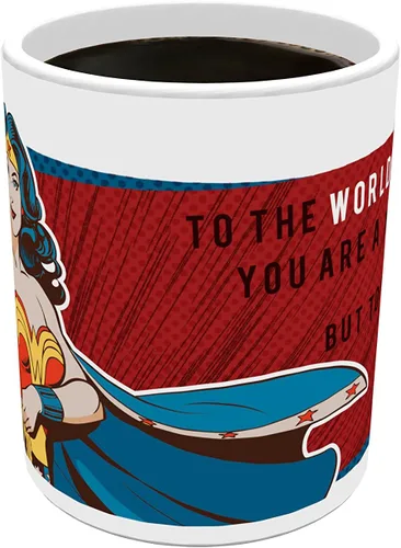 Miniatura 3 de Trend Setters Wonder Woman – Mamá – Con licencia oficial – Taza de cerámica blanca de 11 oz – Perfecto para regalar o coleccionar WMUG800