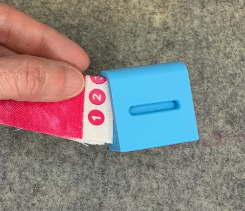 Miniatura 4 de Purple Hobbies, clip de tercera mano y rueda de encuadernación para acolchar y coser por Purple Hobbies, lo que facilita la creación