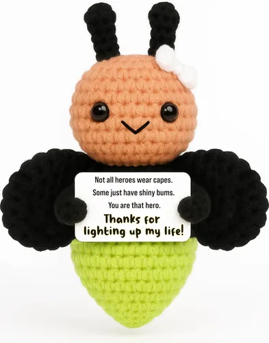 Miniatura 12 de Tis The Season - Muñeca de ganchillo hecha a mano con diseño de sombrero de bruja de Halloween, acogedora vibraciones de otoño, cosecha de Acción