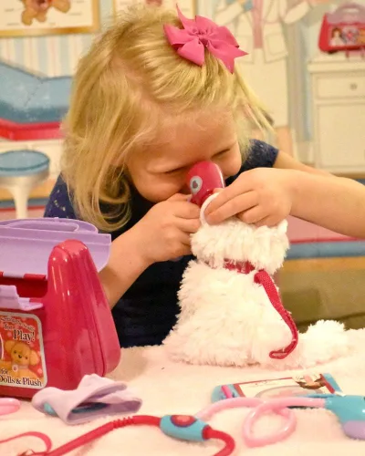 Miniatura 4 de Sophia's Yeso y Muletas para Muñecas Juego de Accesorios de 4 Piezas con Muletas de Axila de Juguete, Yeso de Brazo, Yeso de Pierna, y Vendaje