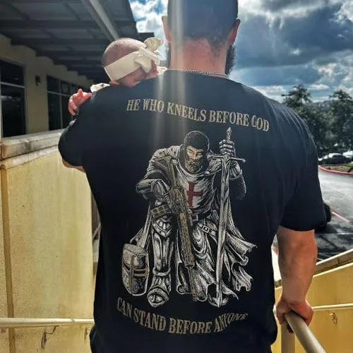 Miniatura 5 de Camiseta de homenaje patriótico con texto en inglés He Who Kneels Before God Camiseta de apoyo veterano del orgullo americano Ropa militar 100%