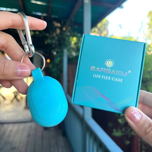 Miniatura 5 de Eargasm Lux Flex Funda para tapones para los oídos, funda protectora de silicona suave con cierre magnético, llavero y mosquetón para mantener