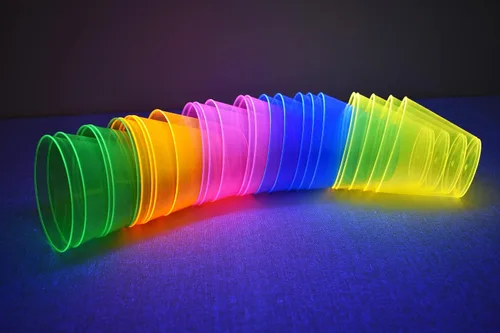 Miniatura 3 de DIRECTGLOW LLC Copas de fiesta de 25 quilates reactivas a la luz negra de 9 onzas con 5 globos de luz negra (multicolor)