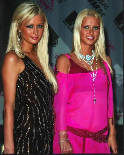 Posterazzi Paris Hilton En Vestido Negro Glitter Con Nicky Hilton En Vestido Rosa Caliente Impresión Fotográfica (8 x 10) - Artículo # MVM00297