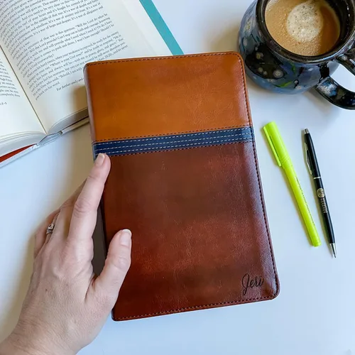 Miniatura 2 de Biblia de estudio NIV personalizada, marrón y azul, ilustrada a mano y grabada con láser, grabado personalizado de nombre disponible, regalo