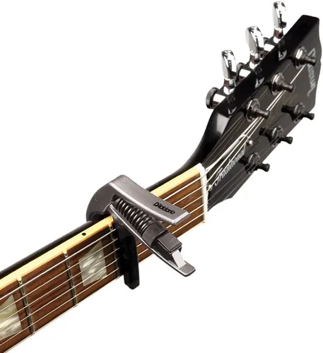 Miniatura 4 de D'Addario Cejilla de guitarra - NS Artist - Para guitarras eléctricas y acústicas de 6 cuerdas - Uso de una sola mano - Soporte de púas integrado