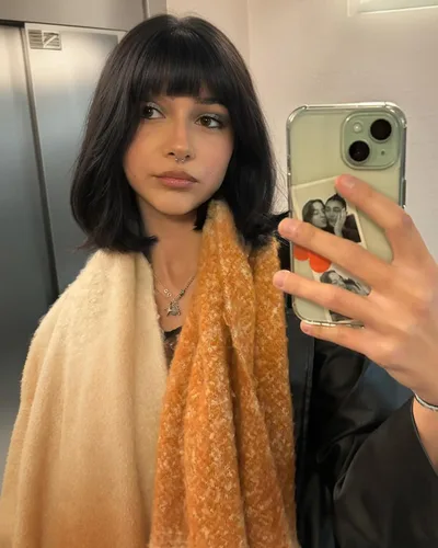Miniatura 6 de YYHR Peluca corta estilo Bob con flequillo de 10 pulgadas, pelucas de cabello sintético lacio Yaki claro, pelucas cortas de corte Bob negro con 1b