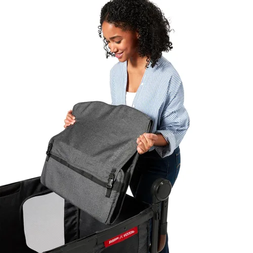 Miniatura 10 de Radio Flyer Voya XT Cochecito Vagón para Bebé – Carrito Rodante de Juego al Aire Libre y Carrito de Playa con Ruedas, Vagón Cochecito Cuádruple