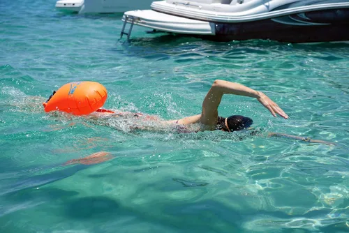 Miniatura 4 de New Wave Swim Buoy para nadadores y triatletas en aguas abiertas - Flotador ligero y visible para entrenamiento y carreras seguras - Nylon TPU