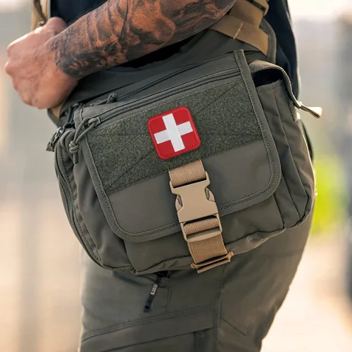 Miniatura 5 de LIVANS Medic Cross Morale Patch, parche médico blanco de primeros auxilios, parches tácticos de gancho y bucle EMT, 2 paquetes para mochilas Rojo