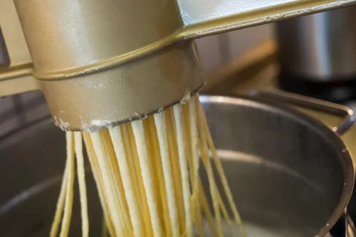 Miniatura 7 de Spaetzle Press 2192, diseño de agujeros irregulares para Spaetzle estilo raspado a mano, apto para lavavajillas, fabricado en Alemania