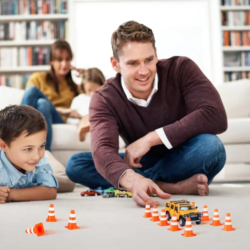 Miniatura 5 de Alyoen 30 piezas conos de tráfico mini de 1", pequeños conos naranjas en miniatura, pequeño juguete navideño para niños, juguete de cono de bloque