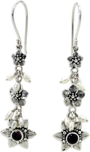 NOVICA Aretes hechos a mano con perlas de agua dulce cultivadas con flor de amatista indonesia, plata de ley 925, colgante de piedra natal floral