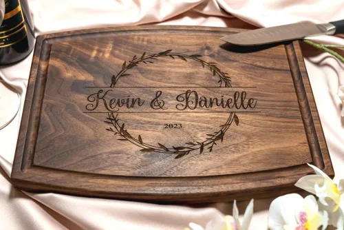 Miniatura 2 de Tabla de cortar personalizada, idea de regalo de boda, aniversario o inauguración de la casa, embutidos grabados en madera, para parejas y amigos