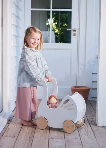 Miniatura 7 de Tender Leaf Toys - Sweet Swan Pram - Cochecito de madera con forma de cisne - Juguete inspirado para juegos de rol para niños y niñas, mejora