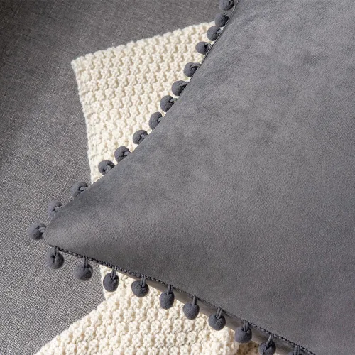 Miniatura 3 de DEZENE Fundas de almohada 18x18 gris oscuro: Paquete de 2 fundas de almohada decorativas cuadradas de terciopelo suave con pompones para decoración