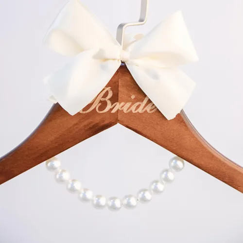 Miniatura 4 de Colgador de vestido de novia para novia, regalo de boda, percha de madera marrón con perlas y lazo para vestidos de novia, regalo de despedida