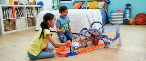 Miniatura 2 de Conjunto de pista de coche de juguete Hot Wheels, pista de carreras de telarañas de Spider-Man de RacerVerse, carrera competitiva con 2 vehículos