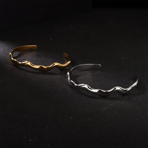 Miniatura 7 de Kercisbeauty Juego de 2 pulseras de acero inoxidable martilladas de plata y oro, brazalete abierto, joyería diaria para mujeres y niñas