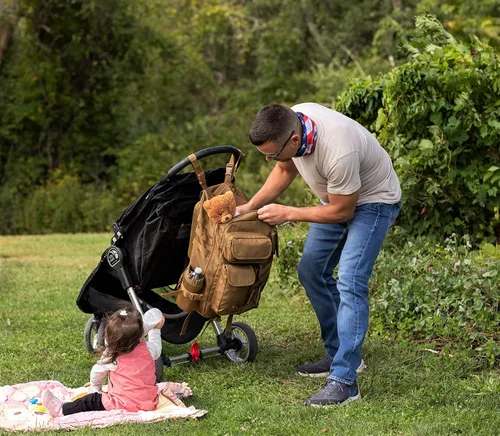 Miniatura 4 de T.O.M HORIZONS Bolsa de pañales para papá; sistema de cambio de pañales con una sola mano. Cambiador de pañales y mucho más incluido Caqui